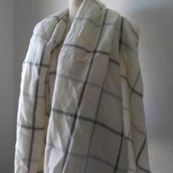 Old Navy White Ivory Plaid Scarf Wrap Warm Soft 40x78 Classic Minimalist Unisex - Picture 4 of 5